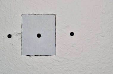 Duvardaki alçıpan onarımları destek için vidalanmıştı. Uzayı resmin sağ tarafına kopyala. Onarım, DIY ev bakımı, adım adım.