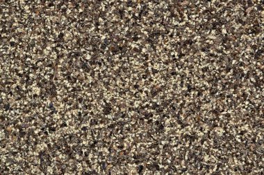 Ezilmiş siyah biber arkaplanı, desenli çerçeve resmi. Kara biber Güney Hindistan 'ın Kerala şehrinde bulunur ve küresel olarak kullanılan bir baharattır..