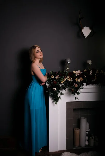 Bonita mujer en vestido de noche posando sobre fondo oscuro —  Fotos de Stock