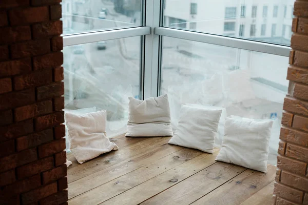Işık camlı balkon tuğla duvar ile