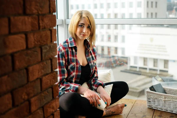 Lány tinédzser ül az erkélyen, és álmodik — Stock Fotó
