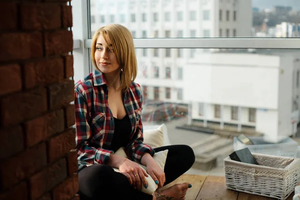 Nastolatek dziewczyna siedzi na balkonie i marzy — Zdjęcie stockowe
