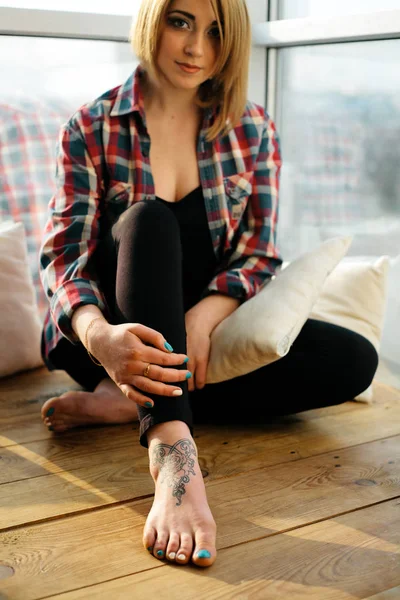 Girl teenager with tattoo sitting at the balcony and dreaming — Stock Photo, Image