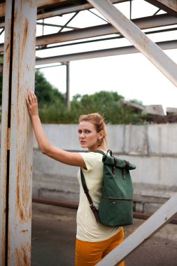 Endüstriyel zemin üzerine kız moda Model portresi