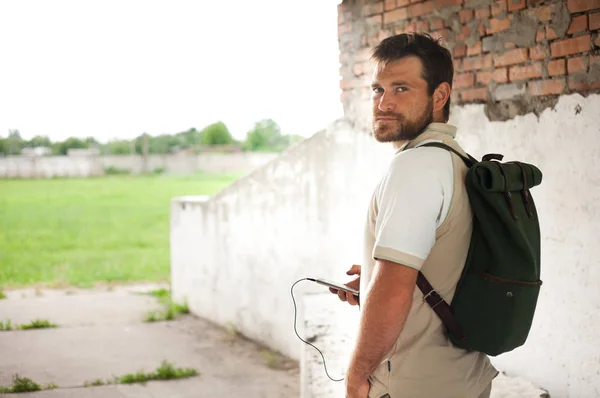 Hombre de pie con la mochila en la espalda —  Fotos de Stock