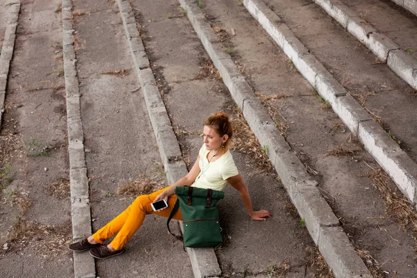 Porträt des Modells Mädchen auf dem industriellen Hintergrund — Stockfoto