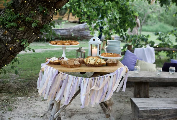 Stół z deserami na przyjęcie weselne — Zdjęcie stockowe