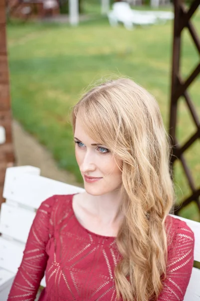 Närbild porträtt av vacker blond brud - mjukt fokus — Stockfoto