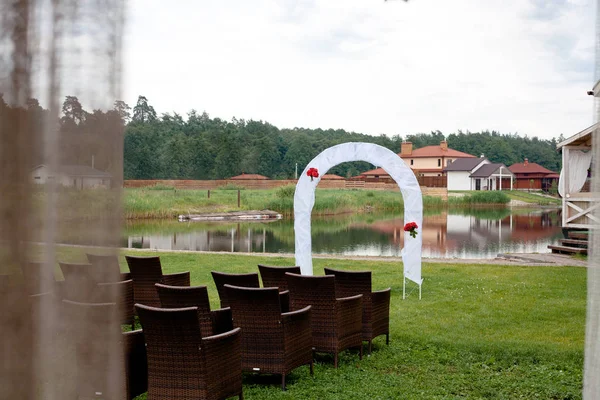 Řada dřevěných židlí zařídil místo v den svatby — Stock fotografie