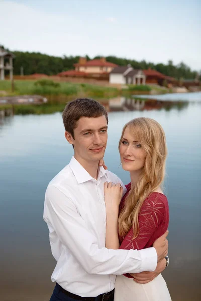 Couple de mariage debout et câlin près du lac — Photo