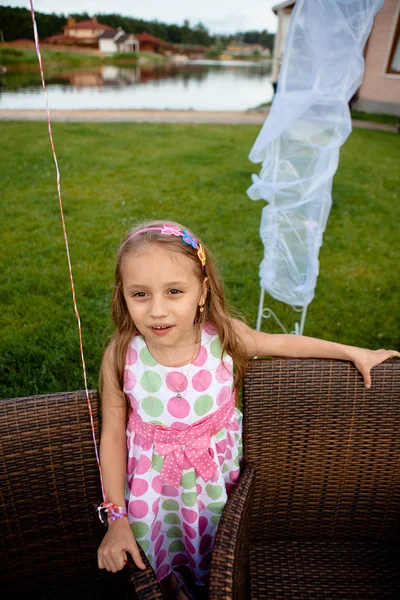 Niedliches kleines Mädchen lächelt in einem Park in Großaufnahme — Stockfoto
