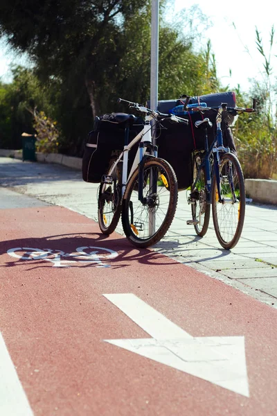 Două biciclete pe cărarea roșie a bicicletei — Fotografie, imagine de stoc