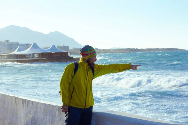 Emocjonalne człowieka wskazuje palcem na morzu — Zdjęcie stockowe