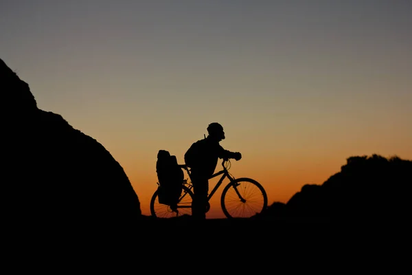 Silueta del ciclista en bicicleta de carretera al atardecer —  Fotos de Stock