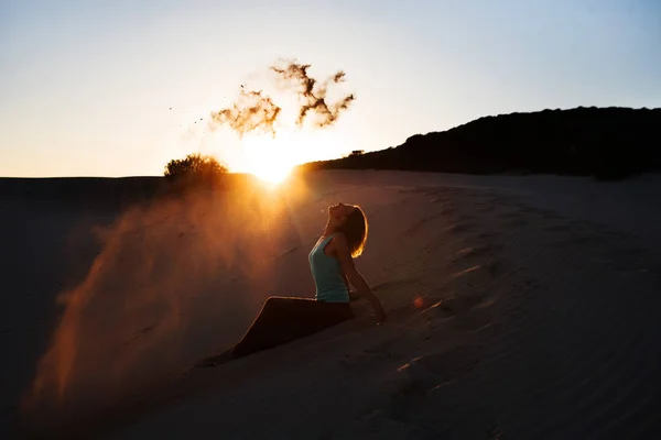 Piękna kobieta wrzucony piaszczyste wydmy na zachód słońca — Zdjęcie stockowe