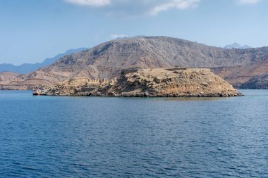 Khasab, Musandam 'daki Telgraf Adası, Hormuz Boğazı yakınlarındaki fiyortlarda Umman. İngiliz telgraf hatları hala mevcut. Mavi gökyüzü güneşli bir gün. Dhow Gezisi.