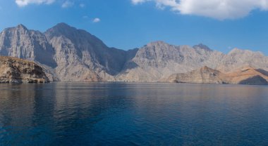 Fiyortların, kayalık dağların ve Khasab, Musandam, Umman 'ın mavi sularının muhteşem manzarası Hormuz Boğazı yakınlarında..