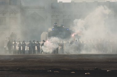 Askeri polis göz yaşartıcı gaz, duman, yangın ve patlamalarla protestolara tepki verdi. Siyasi ifade, isyan, protesto, gösteri ve askeri kavram.