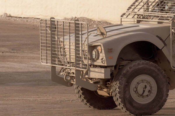 Военная машина близко от бампера и колес. Милитаристская и военная концепция власти, силы, силы
.