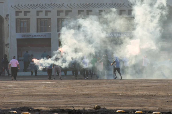 催涙ガス、煙、火災、爆発の抗議に対する軍事警察の暴動対応。政治的表現、暴動、抗議、デモ、軍事的概念. — ストック写真