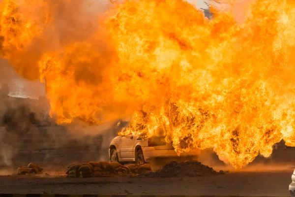 Το κλείσιμο ενός στρατιωτικού χτυπήματος ή μιας βόμβας σε πόλεμο σε ένα αυτοκίνητο προκαλεί πυρκαγιά και έκρηξη στην πόλη σε χάος. Στρατιωτική πολεμική αντίληψη. Δύναμη, δύναμη, δύναμη, φωτιά, έκρηξη. — Φωτογραφία Αρχείου