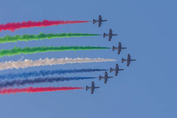 마르잔 섬에서 열리는 UAE 최대의 군사 전시회와 밝은 푸른 하늘에서 협동적으로 군사 비행기를 선보였습니다. — 스톡 사진