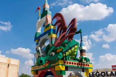 Legoland Dubai Çocuk Tiyatrosu Lego Ejderhası girişi mavi gökyüzü arka planı ve itfaiyeci heykeli. Lüks seyahat tatil beldesi