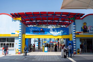 Legoland Dubai Su Parkı Çocuk Girişi tabelası için mavi arkaplan. Lüks seyahat tatil beldesi