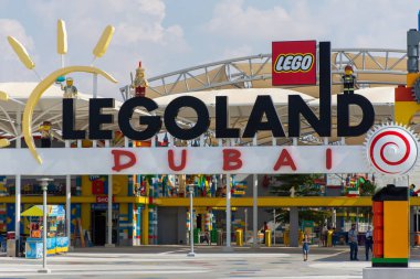 Legoland Dubai Çocuk Girişi tabelası için mavi gökyüzü arka planına sahip bir tema parkı. Lüks seyahat tatil beldesi.