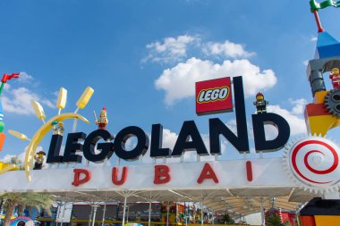Legoland Dubai Çocuk Girişi tabelası için mavi gökyüzü arka planına sahip bir tema parkı. Lüks seyahat tatil beldesi.