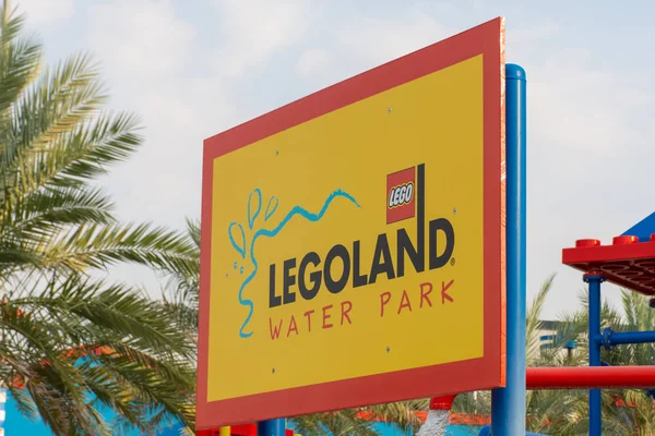Legoland Dubai Water Park Theme Park Resort pour enfants panneau d'entrée avec un fond bleu ciel. Destination de villégiature luxe — Photo