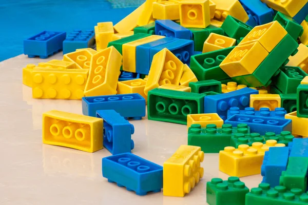Legoland dubai bunter wasserpark vergnügen bunte lego große bausteine für luxus kinder und familienurlaub an einem warmen sonnigen tropischen tag — Stockfoto