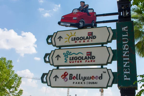 Legoland Dubai Water Park a další Theme Park Resort a Bollywood Parks Dubaj, směrové značky pro děti s modrým pozadím. Luxusní cestování resort cíl — Stock fotografie