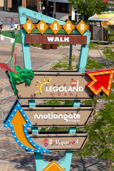 Legoland Dubai Water Park και άλλα Theme Park Resort και Bollywood Parks Dubai, Motiongate κατευθυντικές πινακίδες για παιδιά με μπλε φόντο. Προορισμός πολυτελούς ταξιδιού — Φωτογραφία Αρχείου