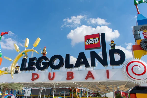 Legoland Dubai Theme Park Resort pro děti vstupní znak s modrou oblohou pozadí. Luxusní cestování resort cíl. — Stock fotografie