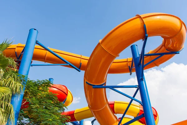 Bunter Wasserpark gedreht Wasserrutsche Vergnügungsort für Luxus-Kinder und Familienurlaub an einem warmen, sonnigen tropischen Tag. — Stockfoto