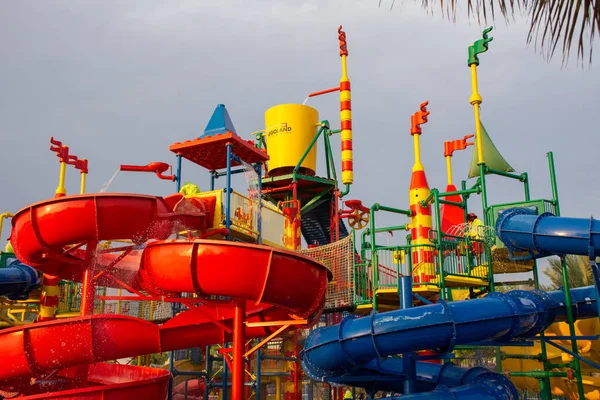 Legoland Dubai Colorful water Park station de toboggans aquatiques d'amusement pour les enfants de luxe et les vacances en famille par une chaude journée tropicale ensoleillée . — Photo