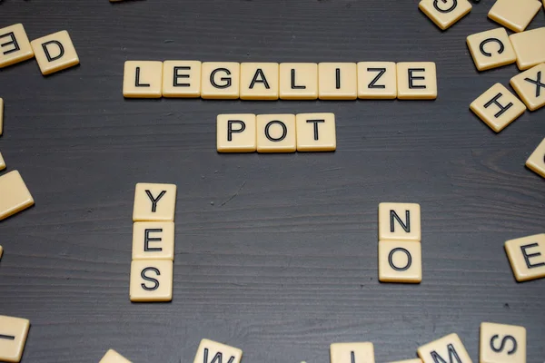 Debatten för att legalisera marijuana (Cannabis sativa), gräs, Cbd, eller potten är en pågående fråga i Kanada och USA. Beslutet för lagstiftarna är ja eller nej. Politiskt och narkotikabaserat koncept. — Stockfoto
