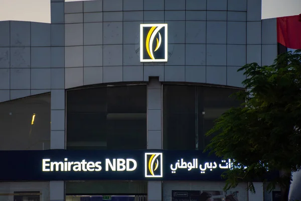 Emirates Nbd Bank Pjsc Bank logo close-up (Nationale Bank van Dubai) bij zonsondergang — Stockfoto