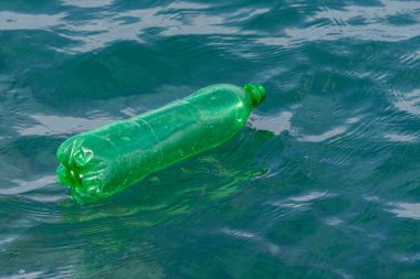 Okyanustaki plastik ve köpük kirliliği. Çevre koruma, geri dönüşüm ve dünyayı koruma ihtiyacı. Çevresel konsept kopyalama alanı.
