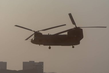 Askeri muharebe ve helikopterle savaş kaosta yükselişte. 
