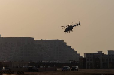 Kargaşa ve yıkımın içine uçan helikopterle askeri çatışma ve savaş. Askeri güç kavramı, güç, güç, hava saldırısı.