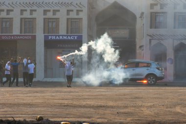 Askeri polis göz yaşartıcı gaz, duman, yangın ve patlamalarla protestolara tepki verdi. Siyasi ifade, isyan, protesto, gösteri ve askeri kavram.