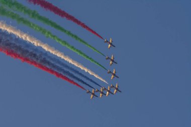 Marjan Adası 'nda Uae' nin en büyük askeri gösterisi. Mavi gökyüzünde Uae bayrağının renklerini gösteren koordine askeri uçaklar var..