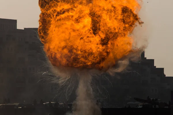 戦争中の軍事攻撃や爆弾は、混乱の中で火球と爆発を引き起こします。軍事的概念。力、力、力、火、爆発. — ストック写真