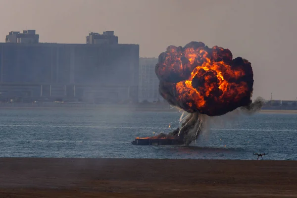 Στρατιωτικό ναυτικό χτύπημα ή βόμβα στον πόλεμο προκαλεί μπάλα φωτιάς και έκρηξη εν μέσω χάους στο νερό. Στρατιωτική πολεμική αντίληψη. Δύναμη, δύναμη, δύναμη, φωτιά, έκρηξη. — Φωτογραφία Αρχείου