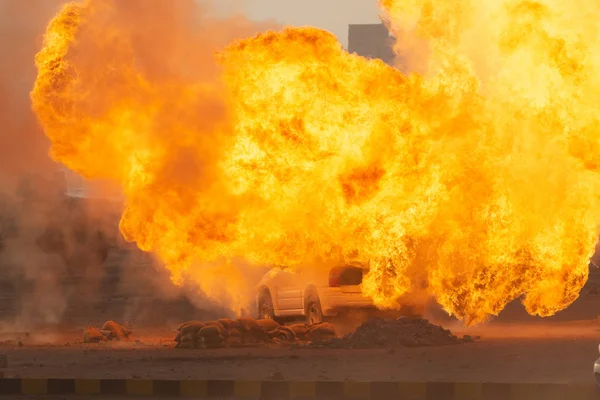 Στρατιωτική απεργία ή βόμβα σε πόλεμο σε ένα αυτοκίνητο προκαλεί μπάλα φωτιάς και έκρηξη στην πόλη στο χάος. Στρατιωτική πολεμική αντίληψη. Δύναμη, δύναμη, δύναμη, φωτιά, έκρηξη. — Φωτογραφία Αρχείου