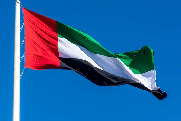 Vereinigte arabische Emirat Flagge wehen und wehen in der Sonne mit einem in Vorbereitung auf nationalen und Flaggentag. — Stockfoto