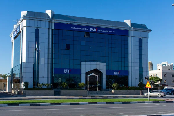 Primeiro Abu Dhabi (FAB) Banco azul grande ângulo montra em um céu azul dia ensolarado — Fotografia de Stock