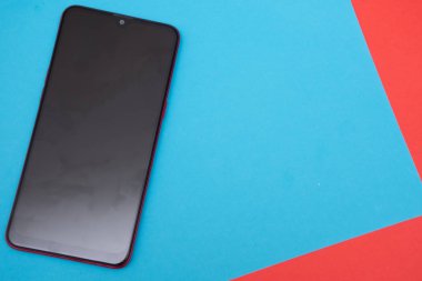 Kırmızı ve mavi hücresel ya da cep telefonu iletişimi düz. Bağlantı, bağlantı ve akıllı telefon kavramları.